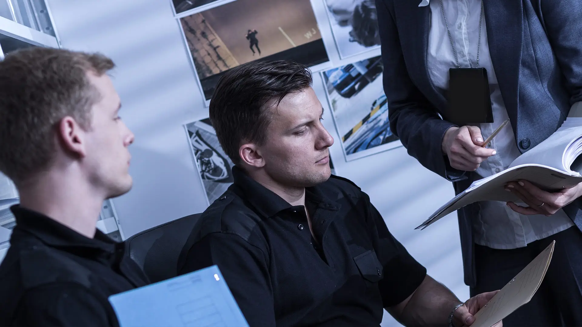 Ermittler besprechen Observationsfotos und Fallakten in einer Detektei